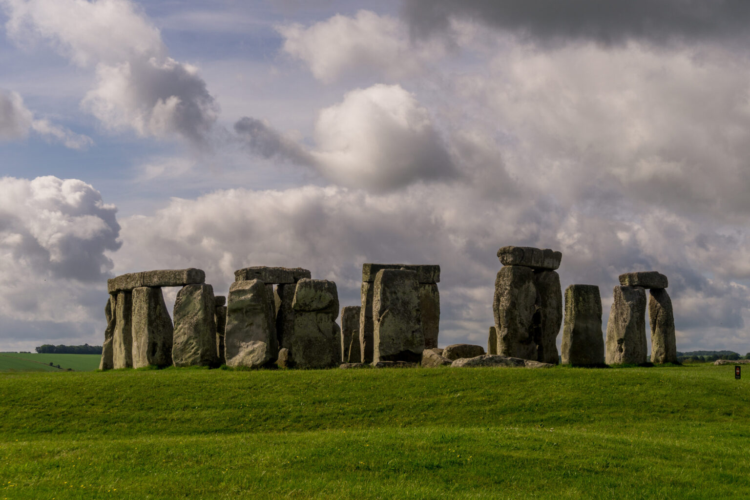 Stonehenge visto da nord, con la piana del Wiltshire intorno al sito