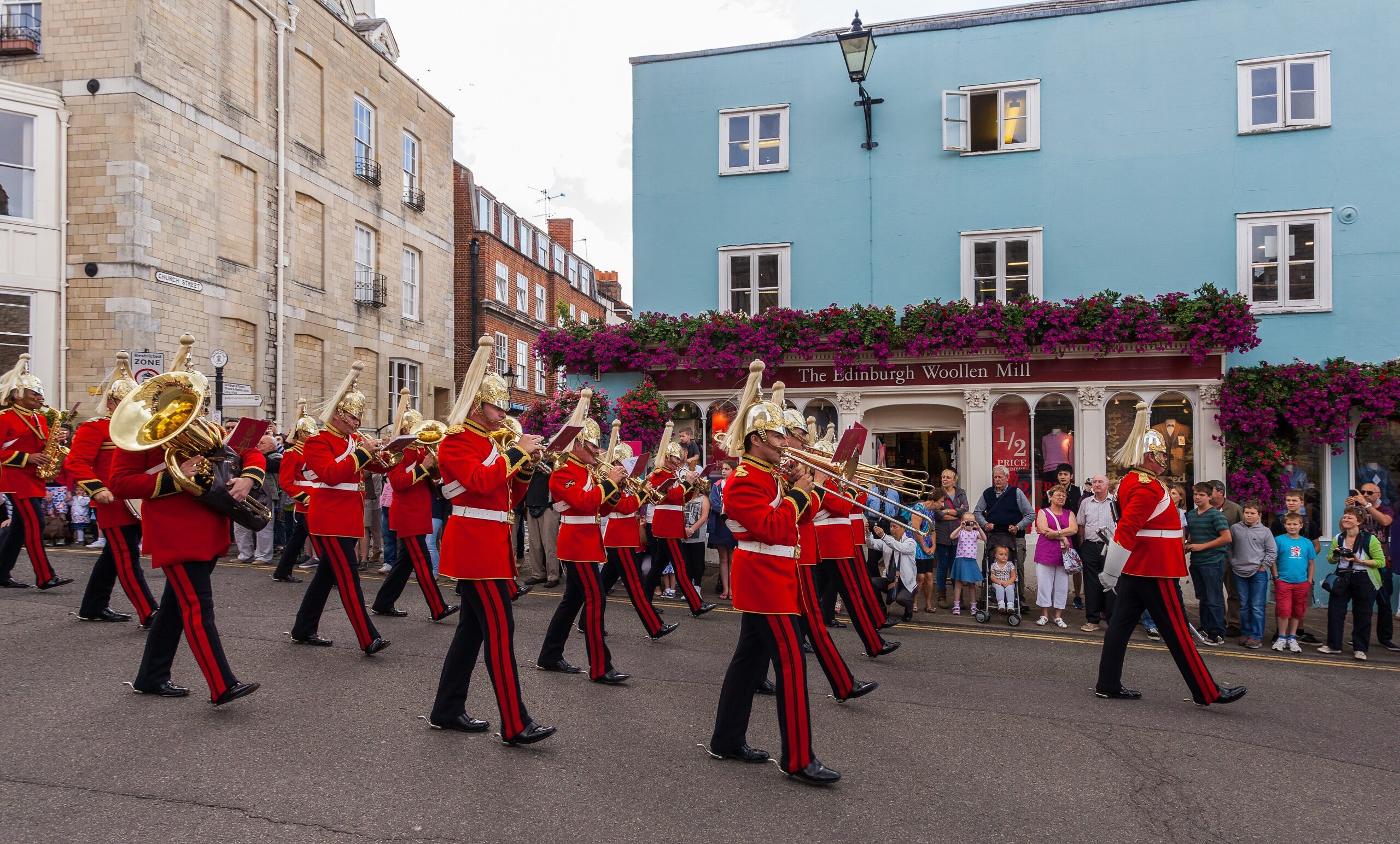 Le guardie in tunica scarlatta davanti al Castello di Windsor