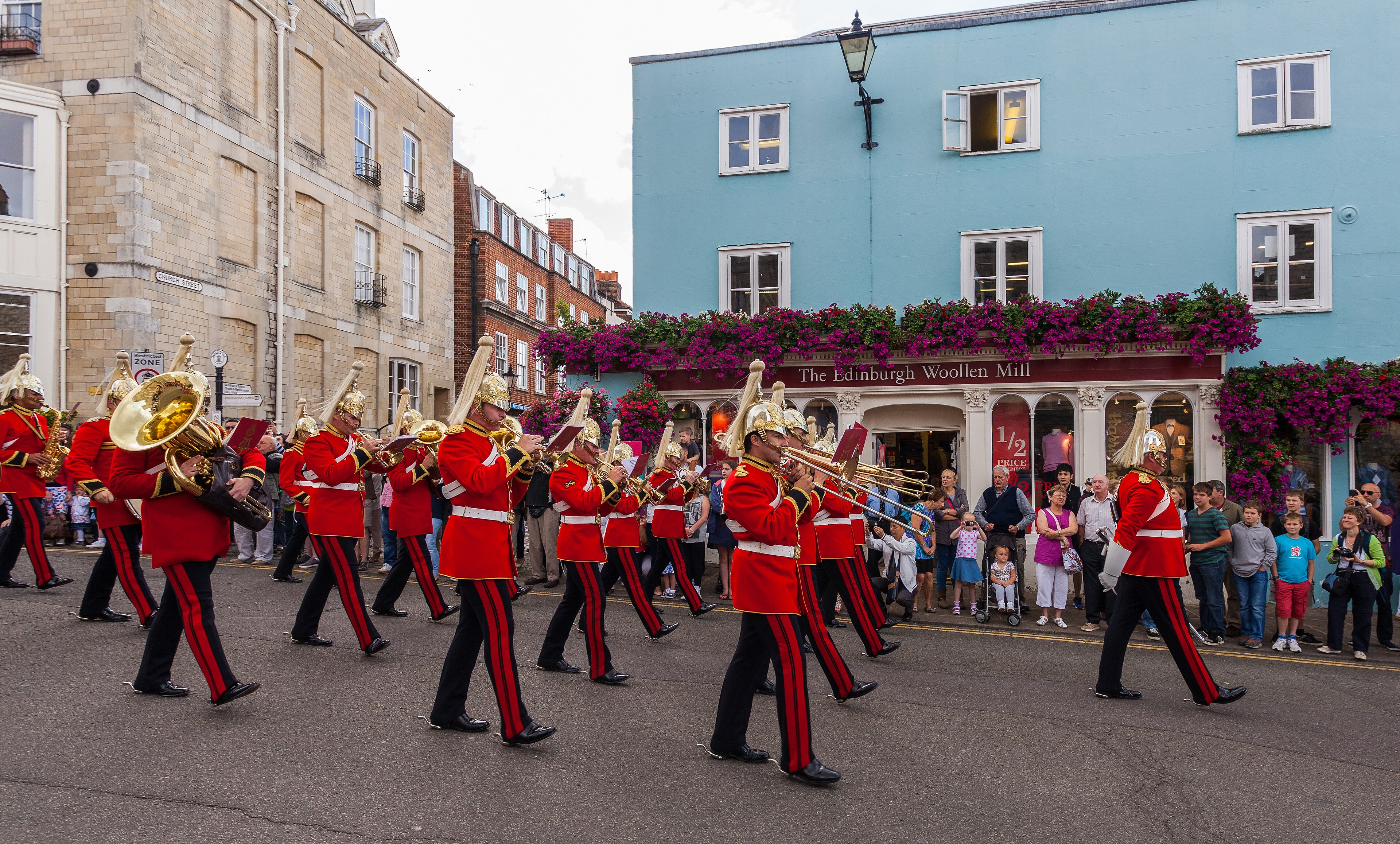 Le guardie in tunica scarlatta davanti al Castello di Windsor