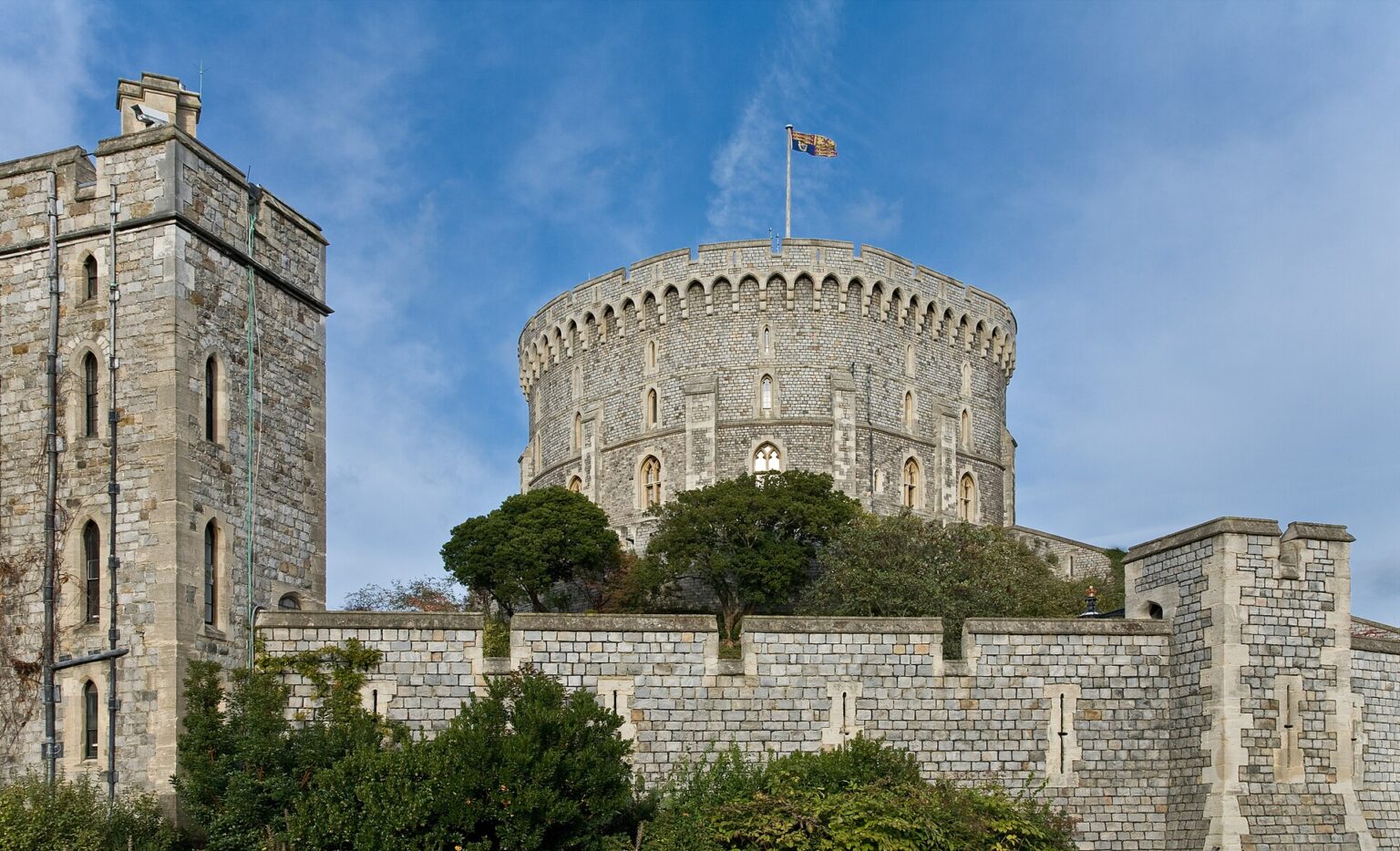 La Round Tower del Castello di Windsor sulla sua motta