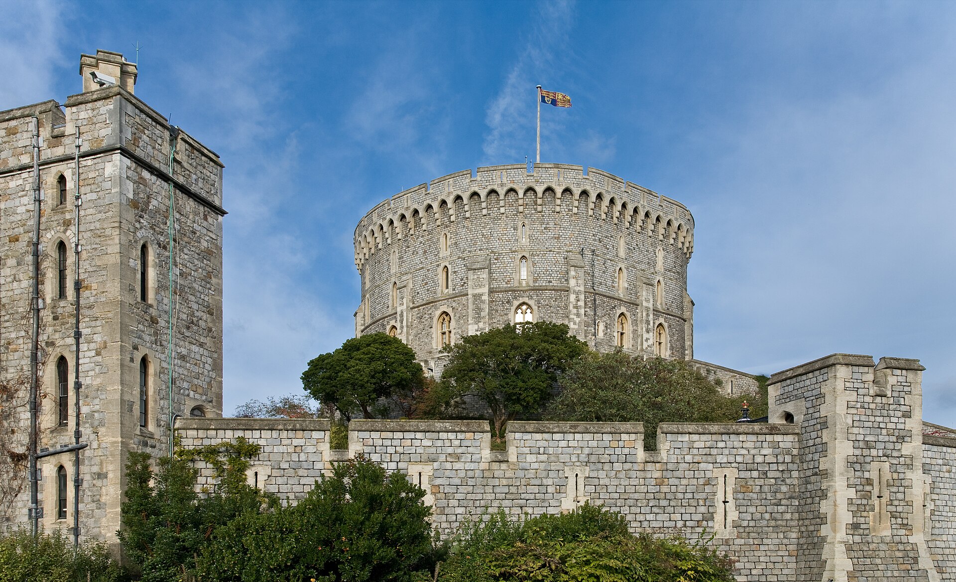 La Round Tower del Castello di Windsor sulla sua motta