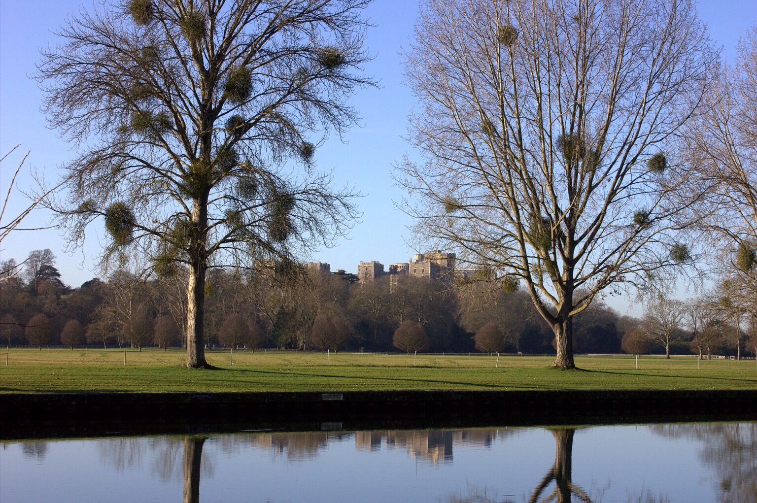 Il Castello di Windsor visto dal sentiero lungo il Tamigi presso Datchet
